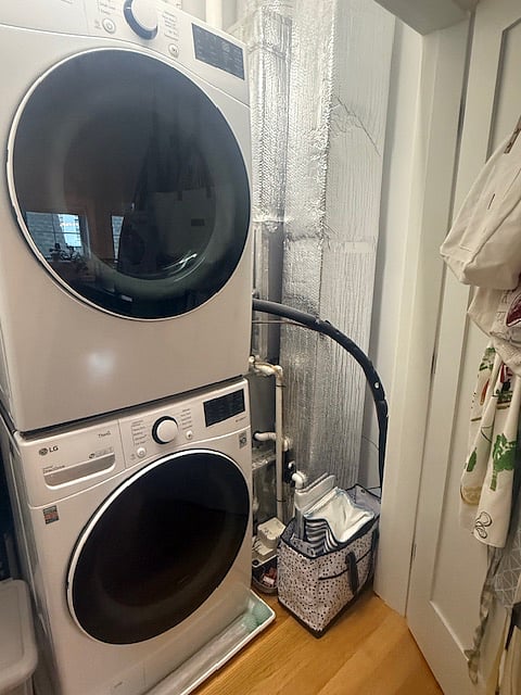 Washer/Dryer is in the condo unit.