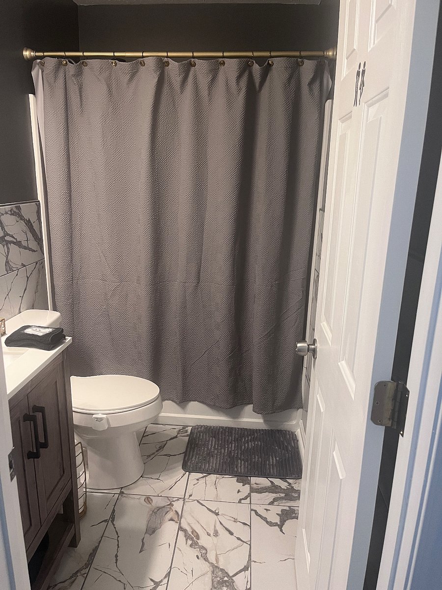 Guest full Bathroom