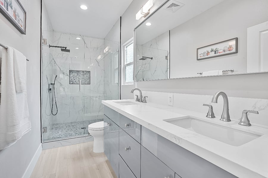 En suite Bathroom with double vanity