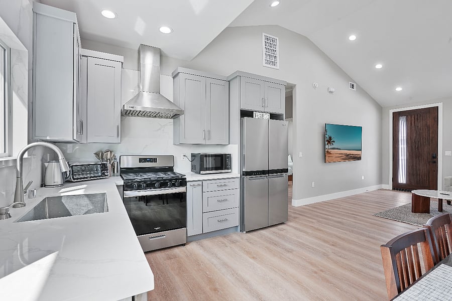 Modern and fully furnished kitchen