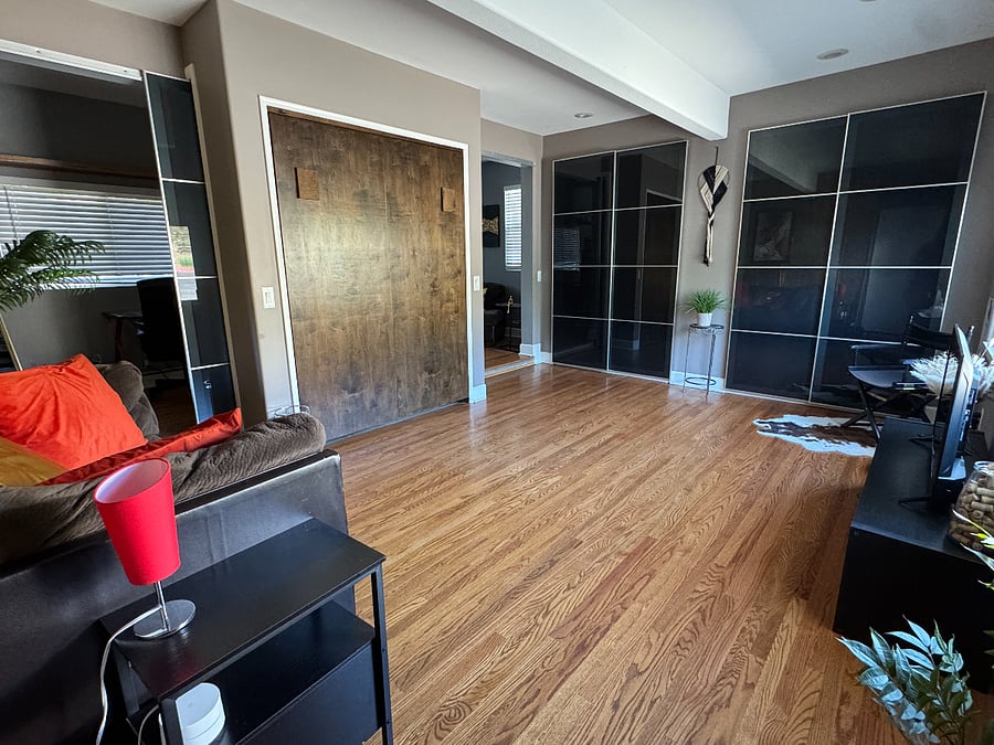 The murphy bed, very comfortable, can be folded or opened)