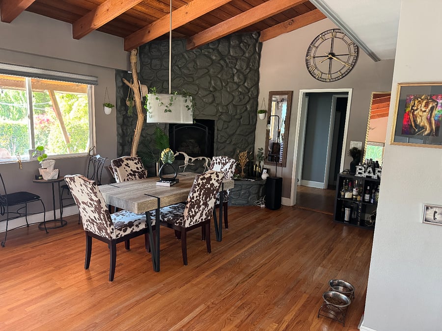 Living room / dining table