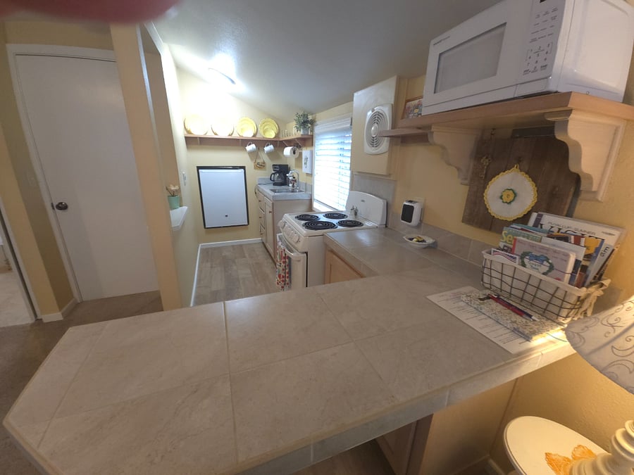 Full kitchen, fully stocked.