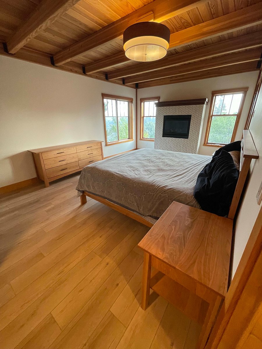 Primary suite bedroom.