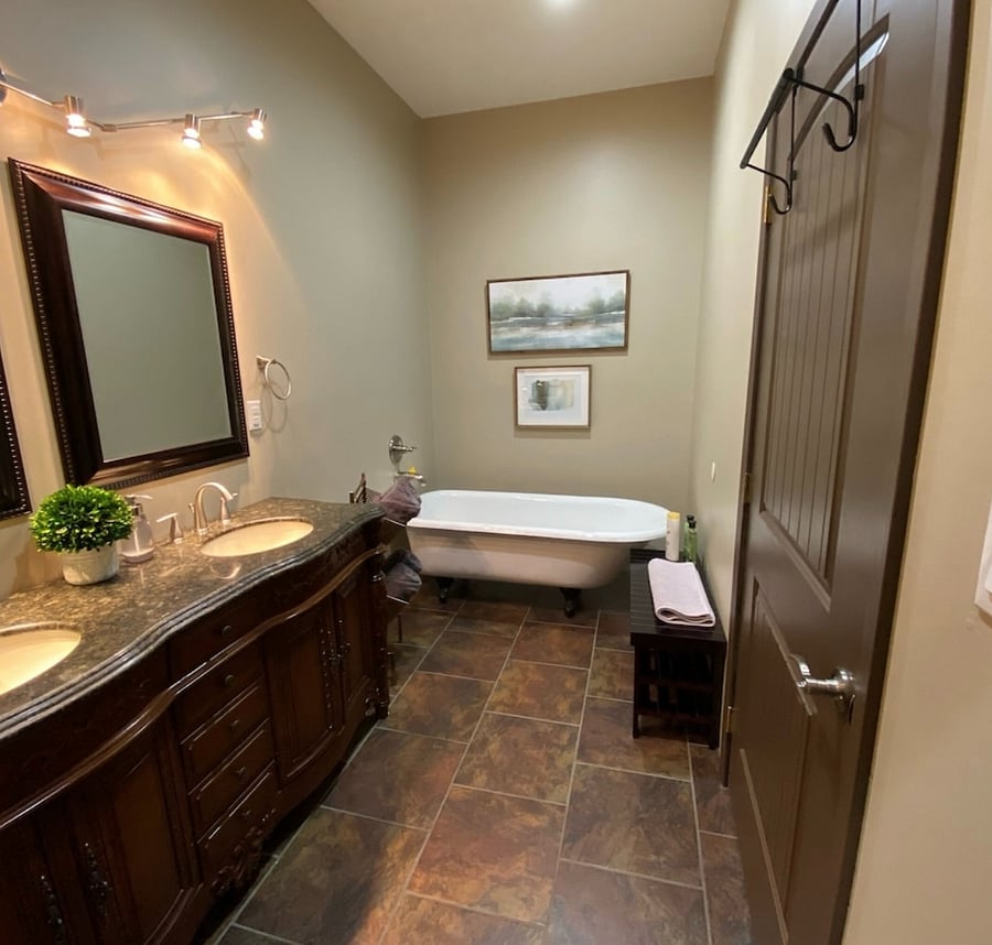 Shared bath for corner and middle bedroom.
