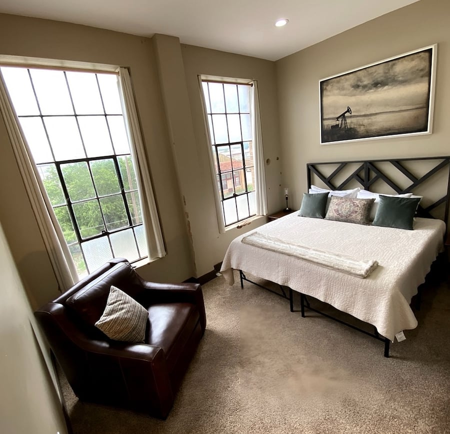 Middle bedroom (King bed)