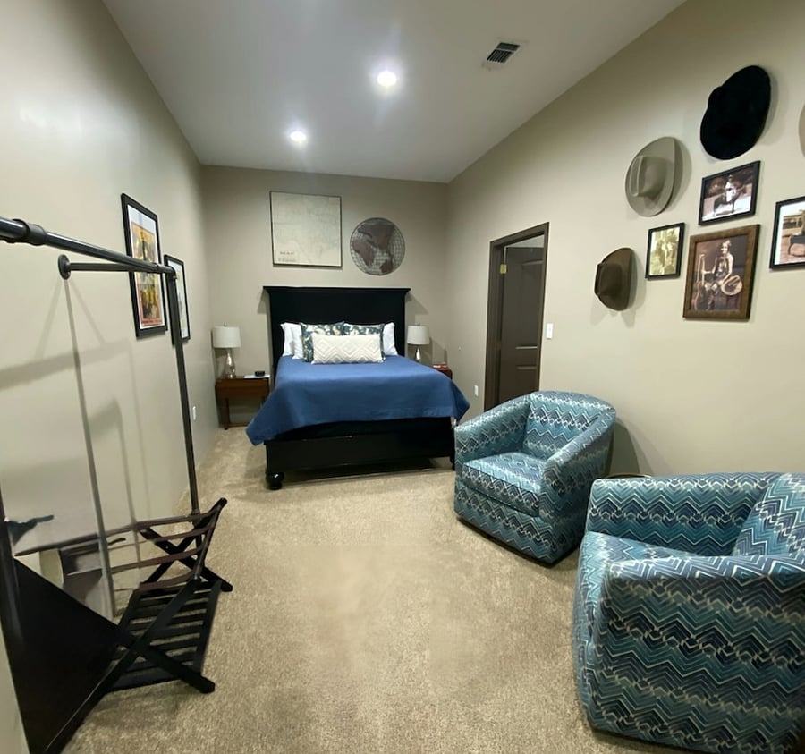 Fourth bedroom (Queen bed) 