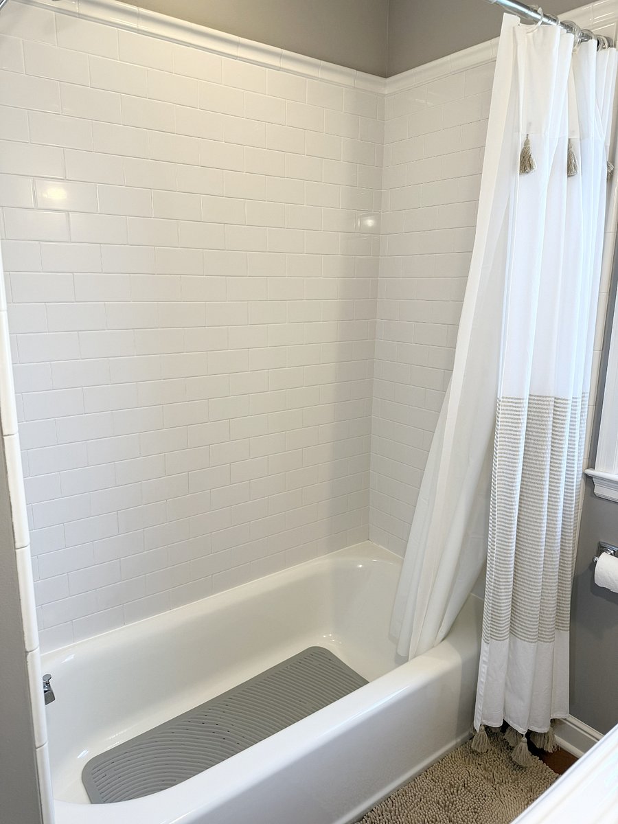 Main level bathtub, sparkling clean thanks to our professional cleaners.
