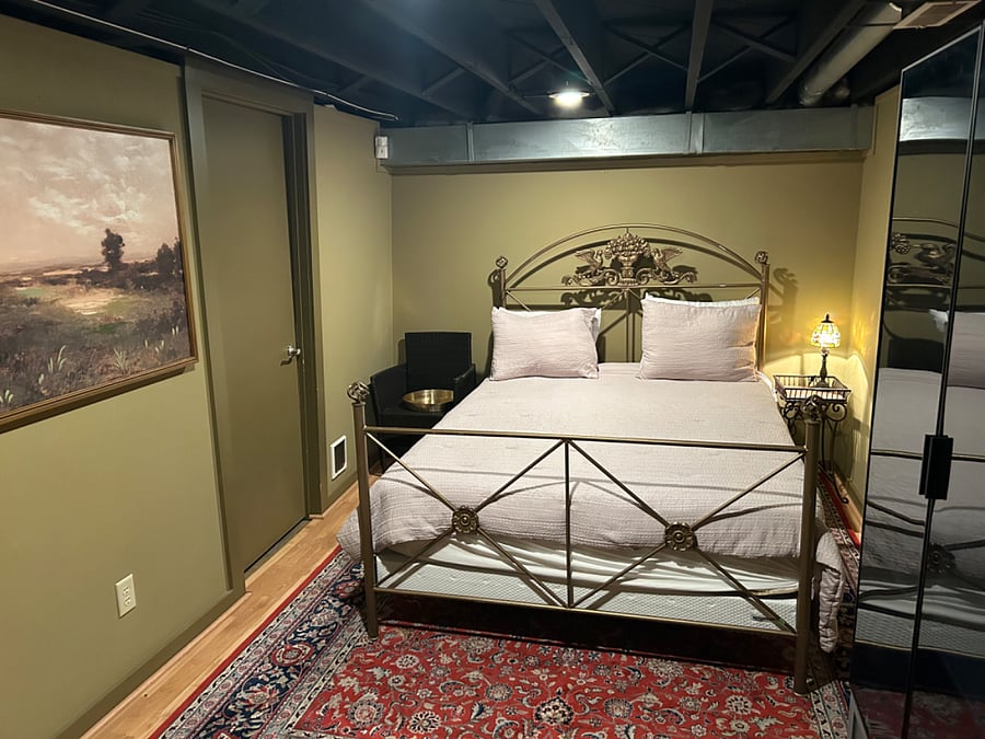 Guest suite- Queen