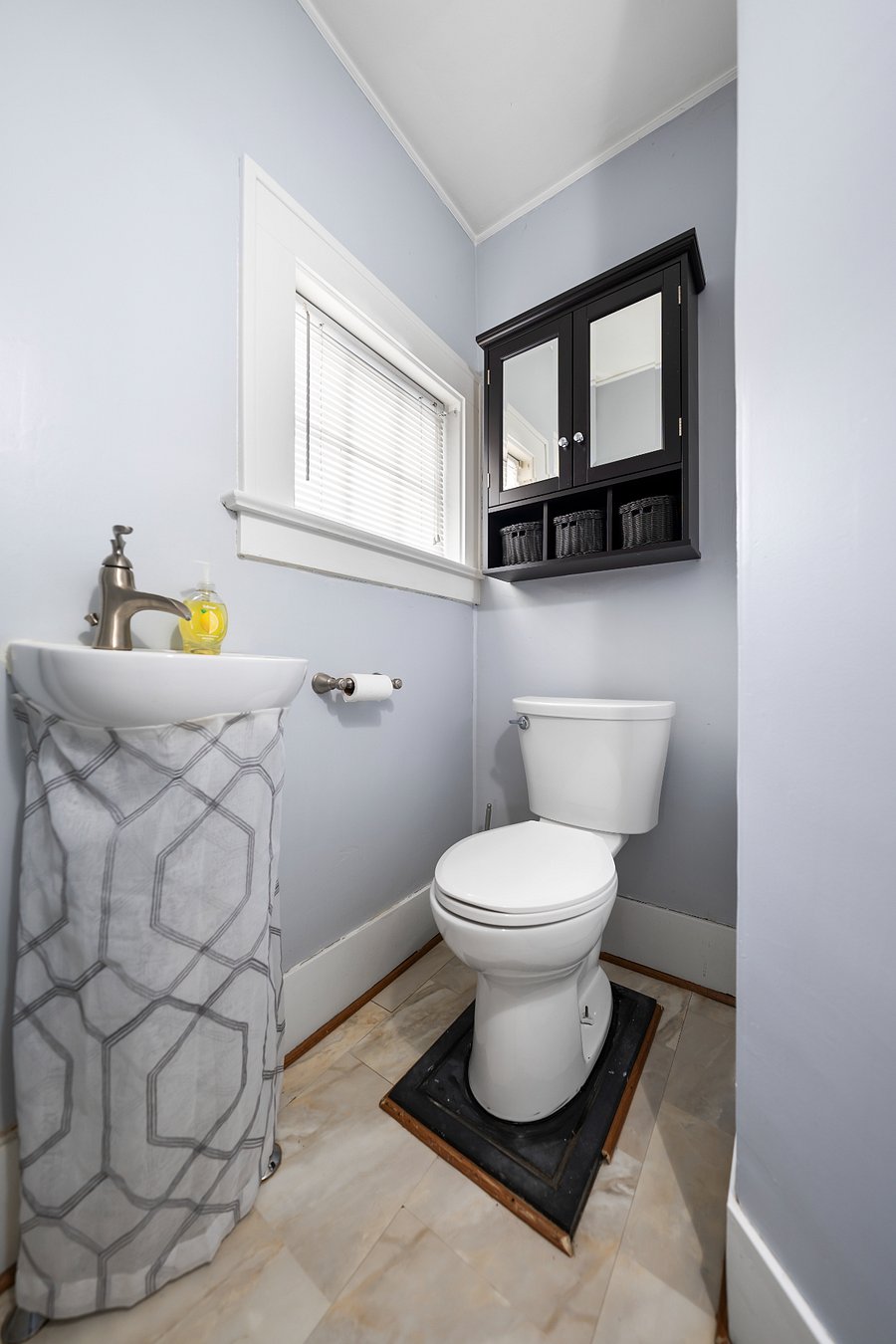 Additional shared half-bathroom on the 1st floor