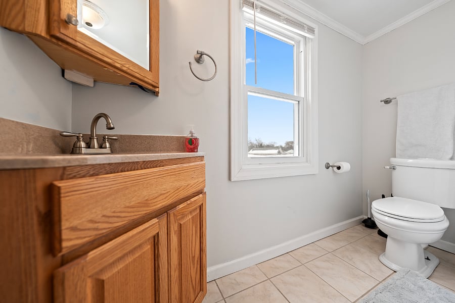 Shared full bathroom in the 2nd floor