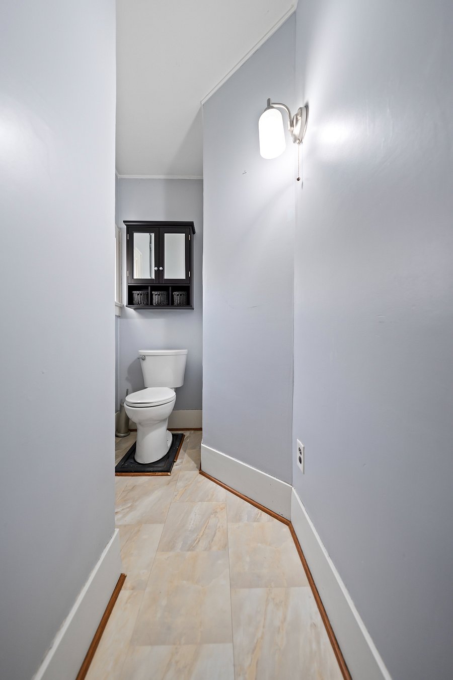 Additional shared half bathroom in the 1st floor
