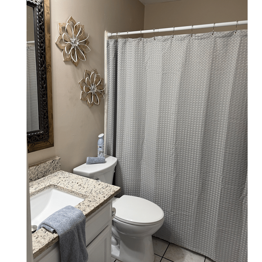 Full bath in hallway between both bedrooms