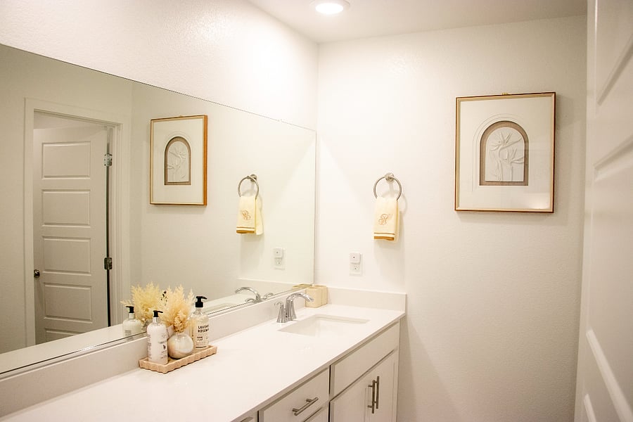2nd Floor: 2nd Hallway Bathroom
