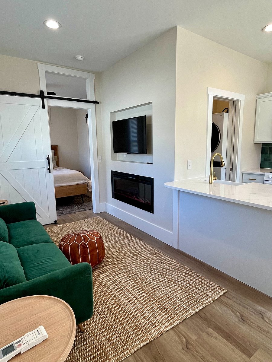 Green House living area 9 ft ceilings