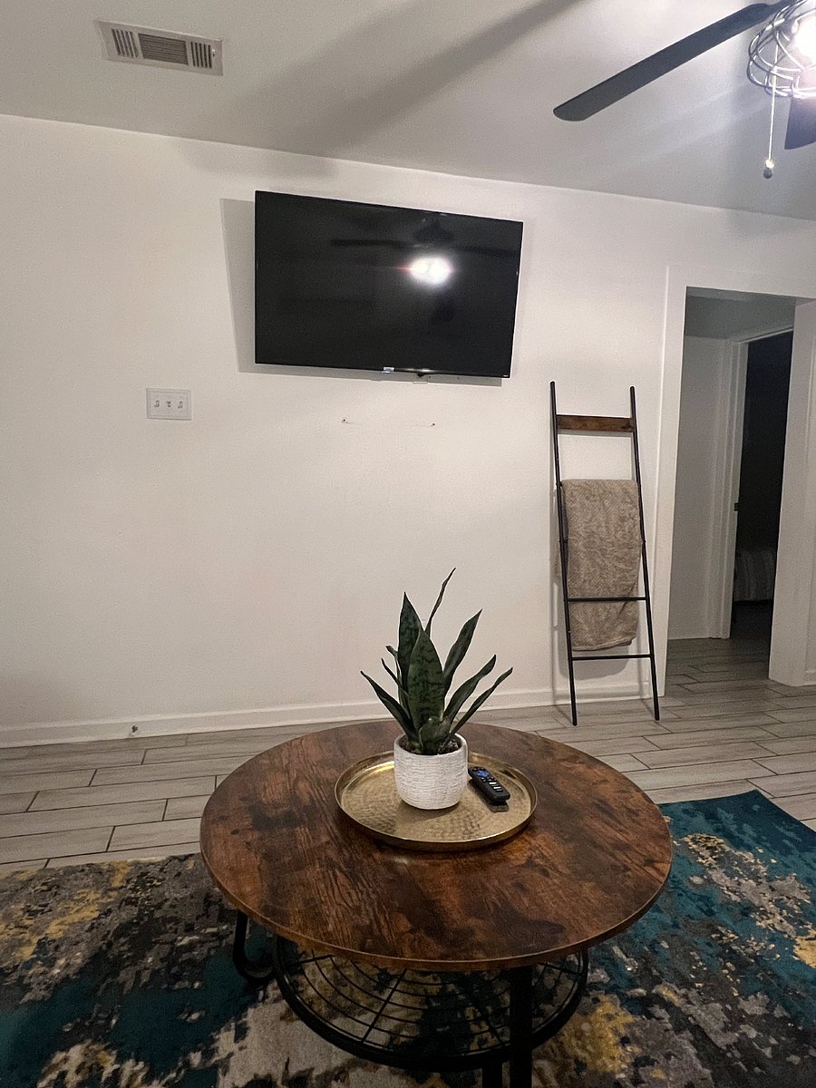 Living room, 50" smart TV