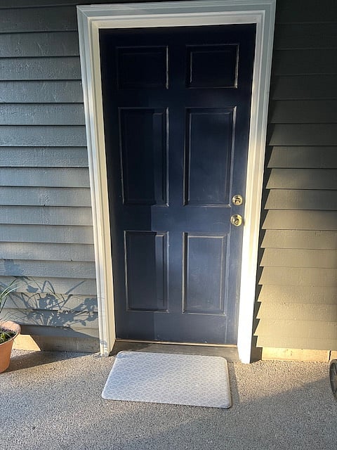 Private keyed enterace with steps leading to upstairs