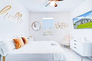 Gold & White bedroom aka Goldilocks (Full bed)
