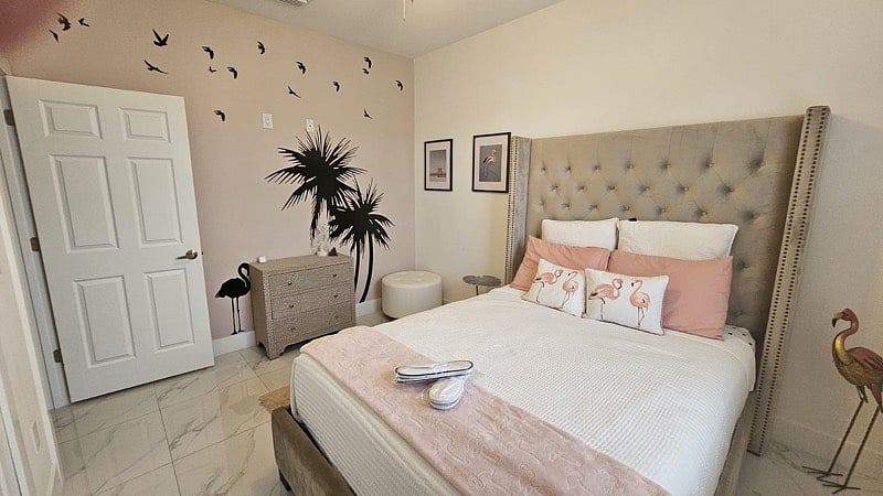 Flamingo bedroom (Queen bed)
