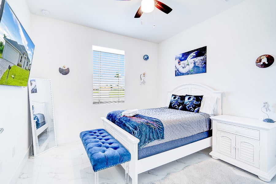 Astronaut bedroom (Full bed)