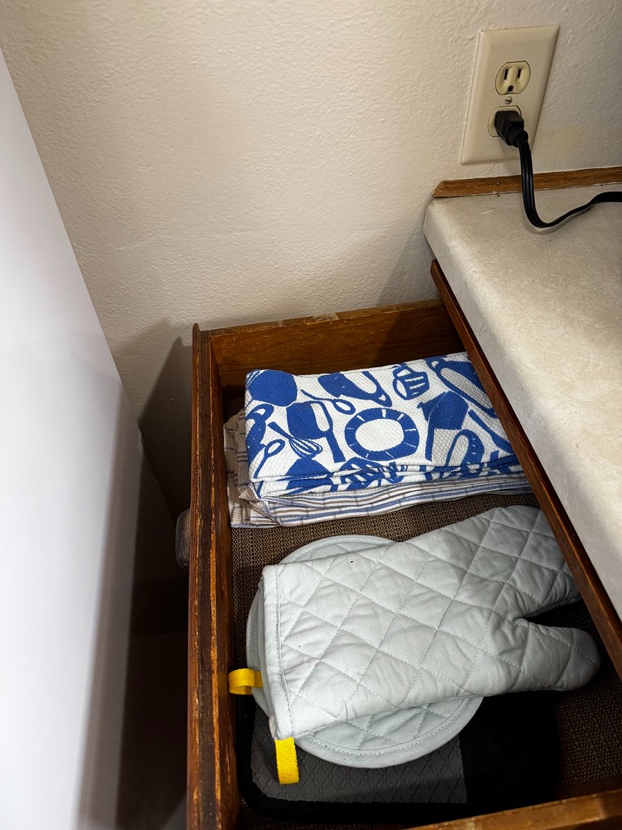 dish towels and pot holders
