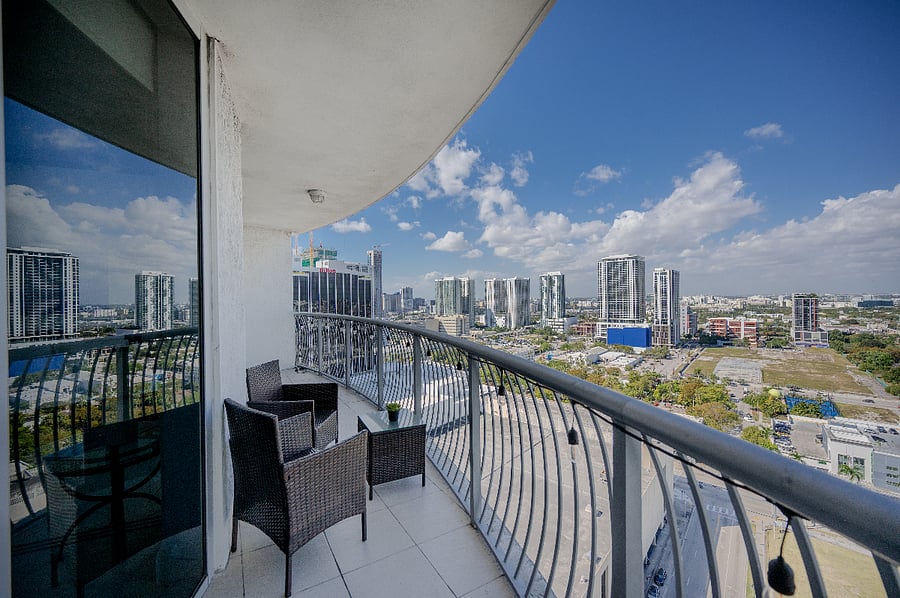 BALCONY CITY VIEW