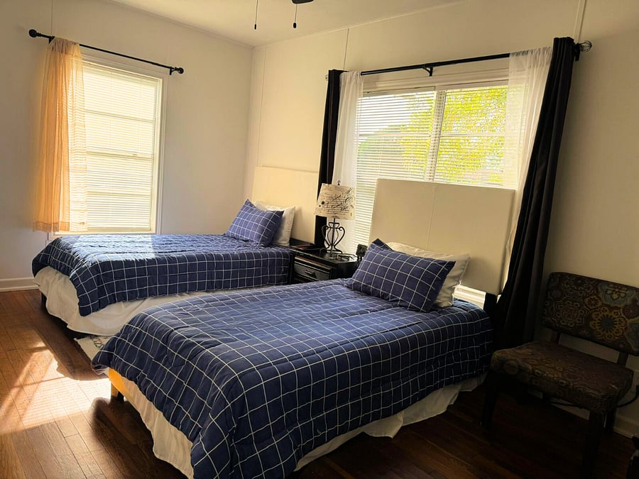 bedroom 2- 2 twin beds