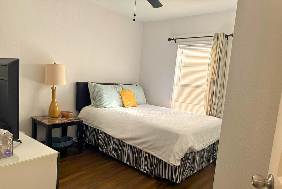 bedroom 1- queen bed