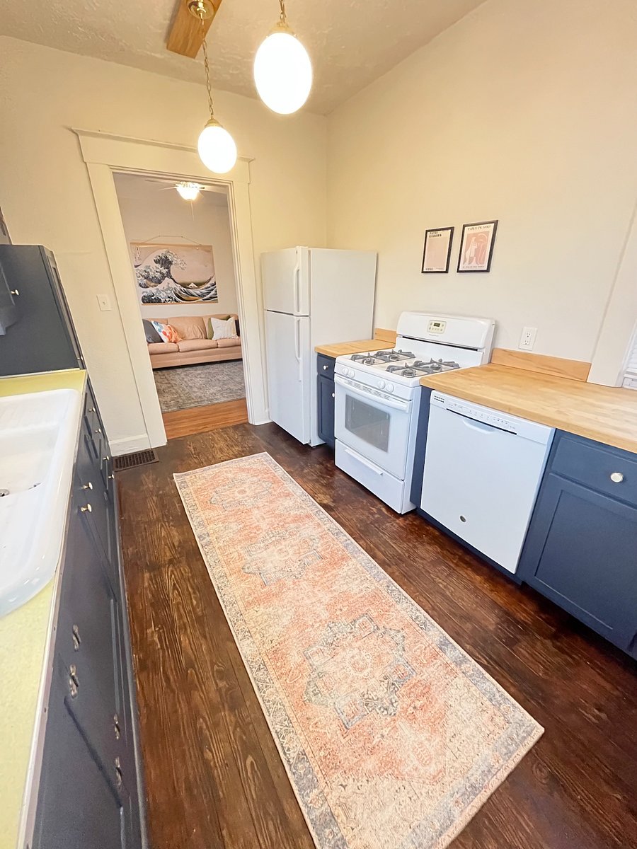 full sized appliances include fridge/freezer, gas range, and dishwasher