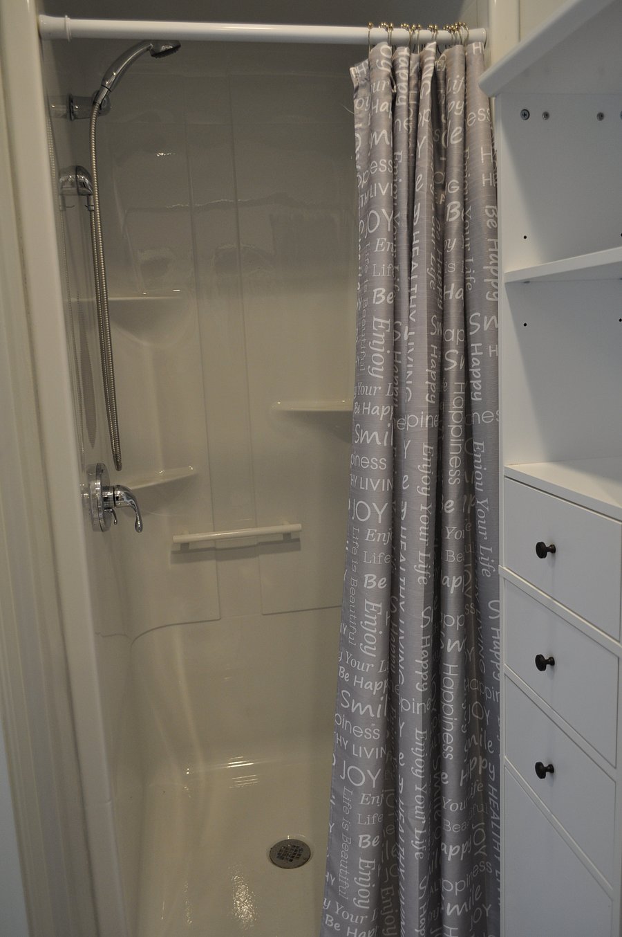 Jamestown Cottage shower