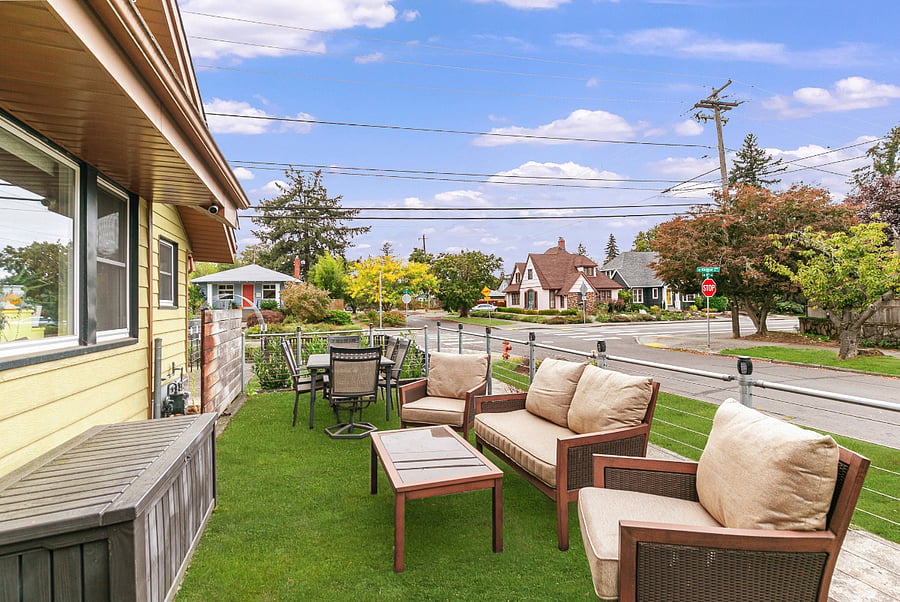 Elevated outdoor patio w furniture