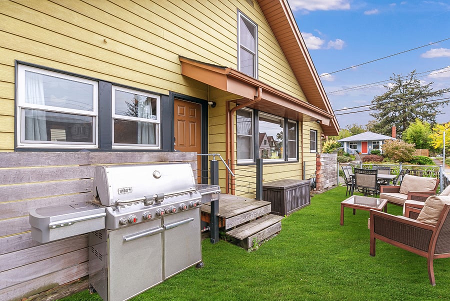 Bbq grill with natural gas. Acts as a pizza oven