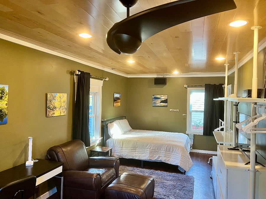 Bed 1 furnished master with en-suite bath