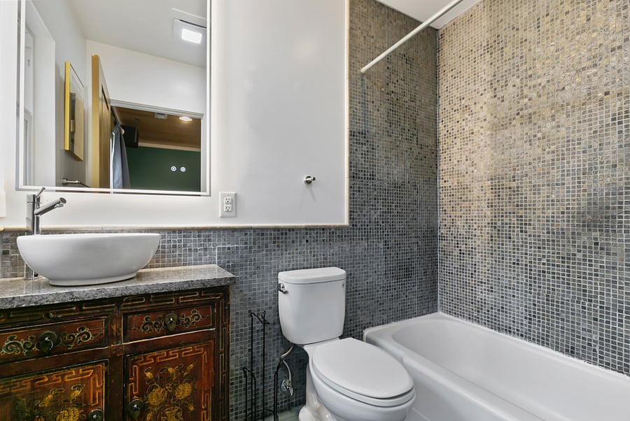 En-suite private bath for bedroom 1