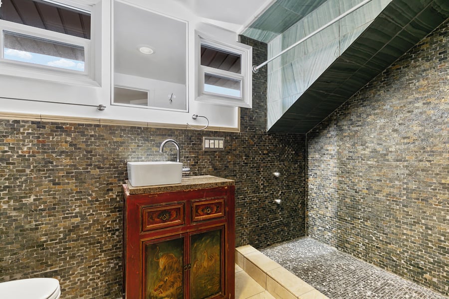 Shared bathroom for bedrooms 2&3