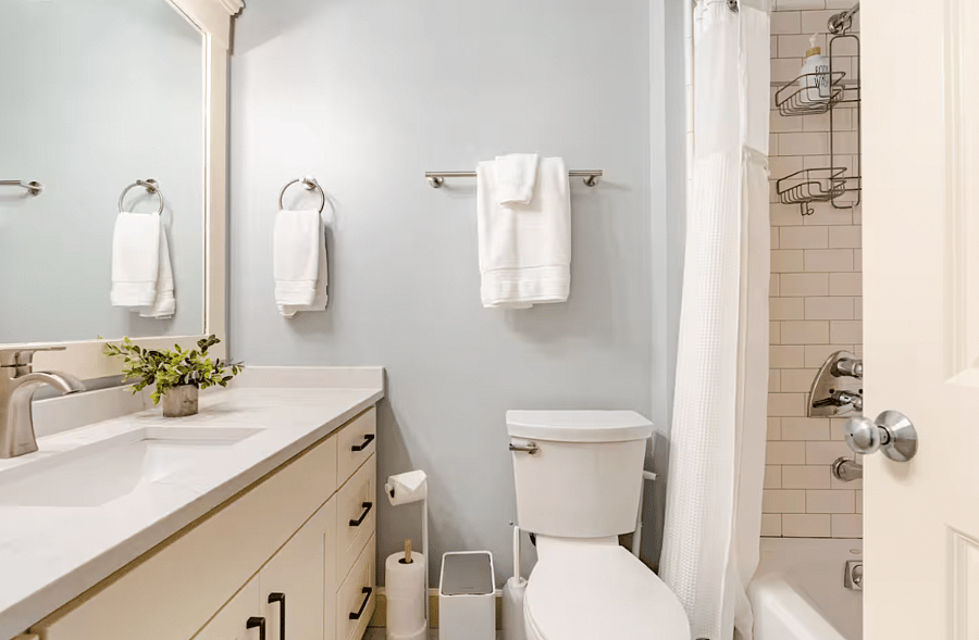 Hallway bathroomw with tub and shower