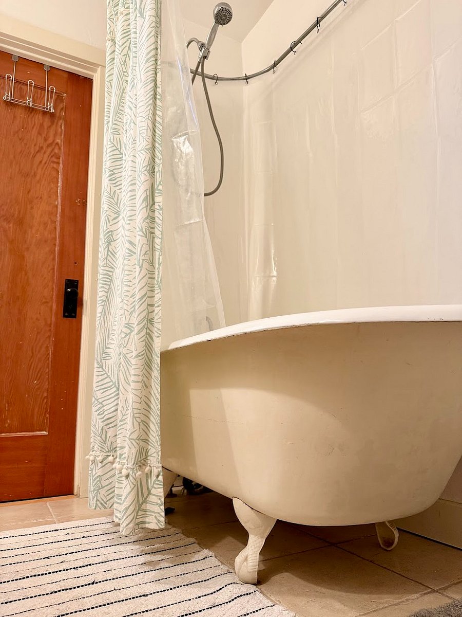 Gorgeous claw foot tub.