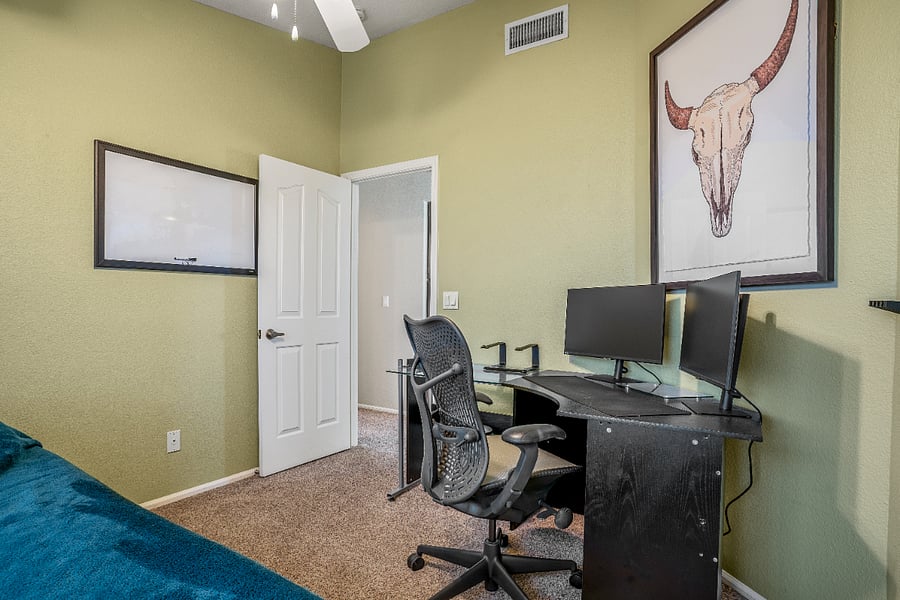 Guest 1 Queen Bed / Office