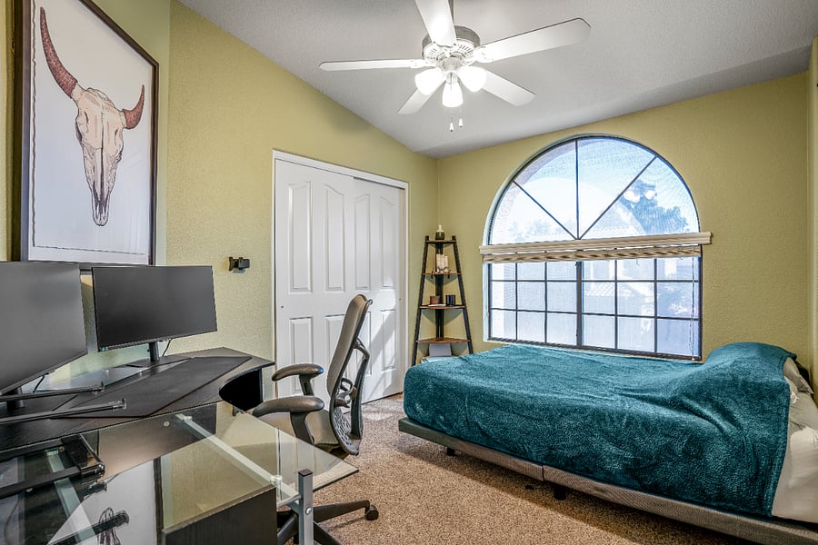 Guest 1 Queen Bed / Office