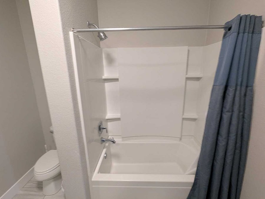 TUB / SHOWER IN MAIN BATHROOM