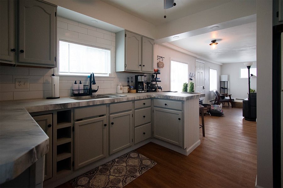 Coffee bar, eat in kitchen