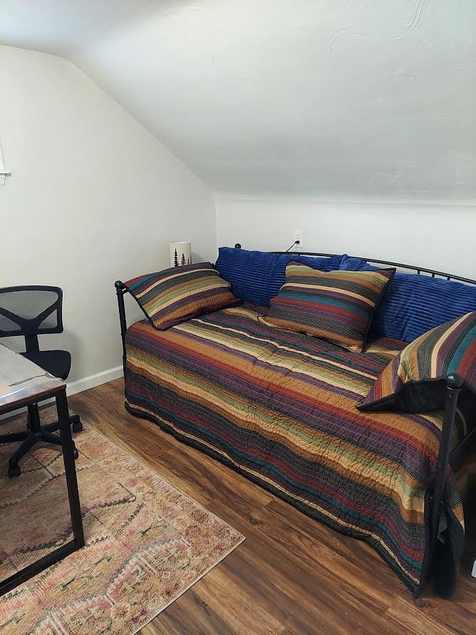 Day bed in second bedroom/office