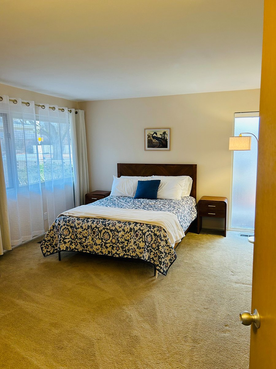 2nd Bedroom (Queen bed)
