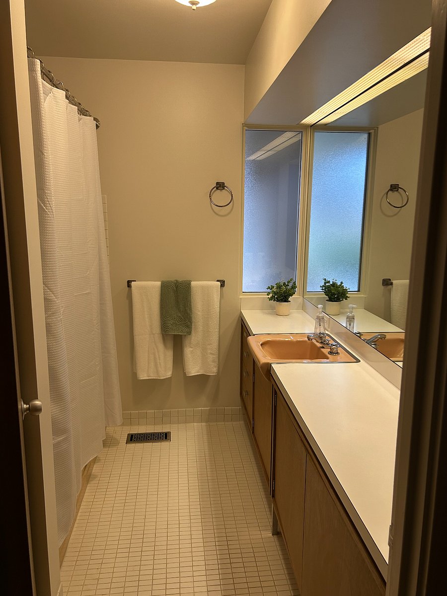 Main Bathroom (Full)