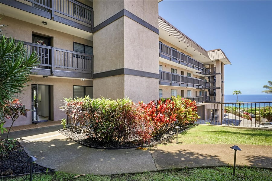 Step free entrance from street directly into unit for easy mobility, luggage, & grocery unloads. Small condo building, always quiet here.