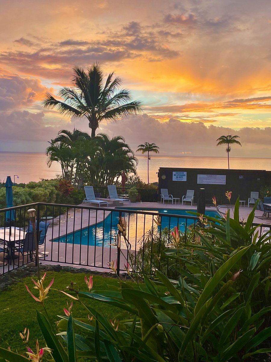 Sunset ocean view while having dinner & cocktails on your private lanai (patio)