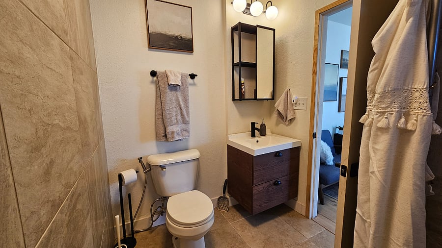Private en-suite bathroom. 