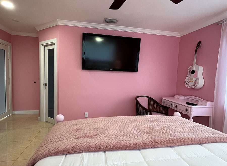 BEDROOM 1 (Master)