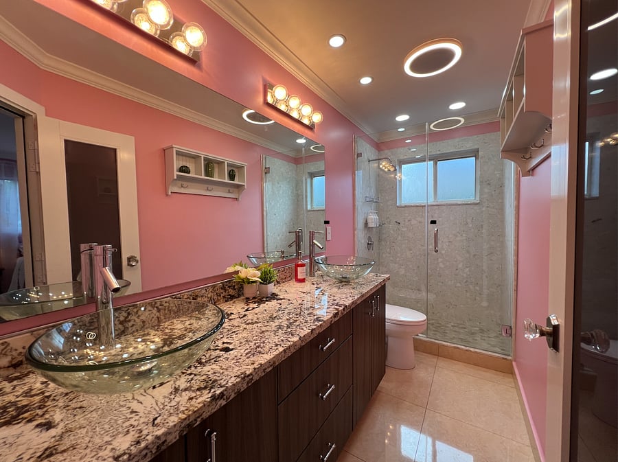 BATHROOM 1 (Master)