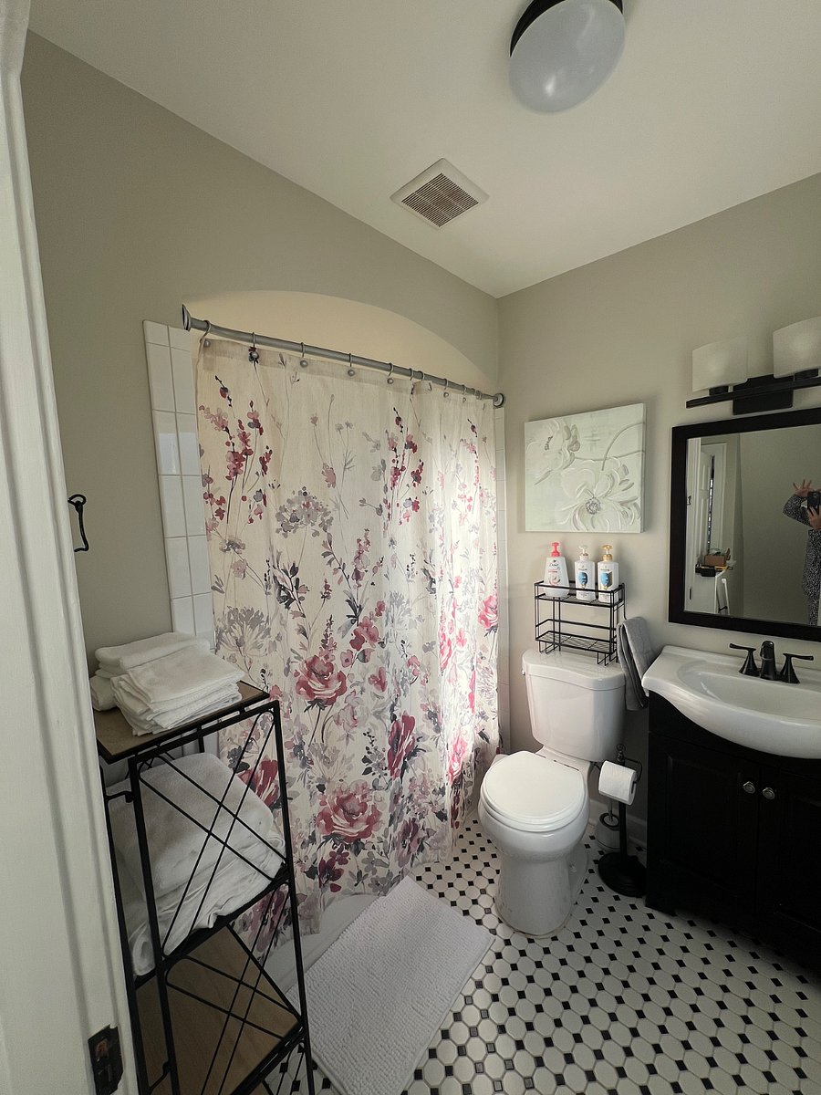Full bathroom with linens